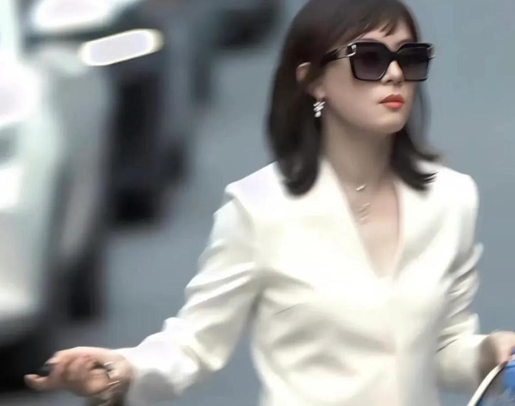 5月8号，孙俪发文跟《蛮好的人生》说再见。看着剧里“胡曼黎”站在街头，望着周围熟悉的一切，她心里暖暖的，但更多的是舍不得。 上个月的春风还呼呼刮着的时候，孙俪那边已经闷声放大招。一口气甩出两部新戏，把观众看得是又惊又喜。 一部是《乌云之上》