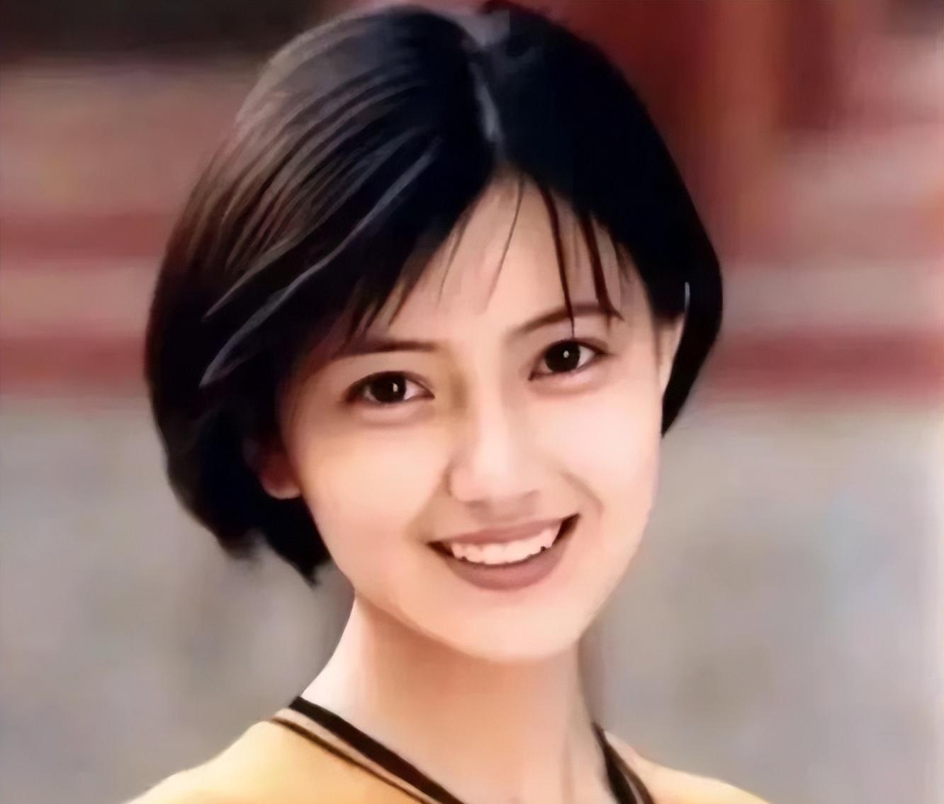 高圆圆“高中旧照”被曝出，据透露：至少10个班的男生在追她！