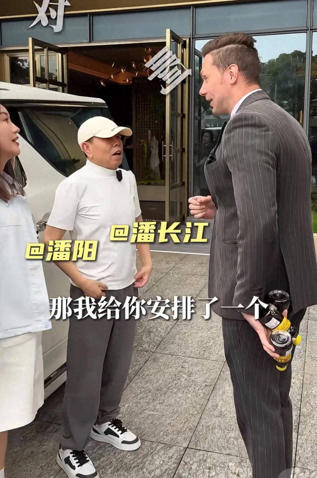 潘长江和女儿在广东，去餐馆吃湖南菜，喝了凉茶，难喝到面露苦色-图1