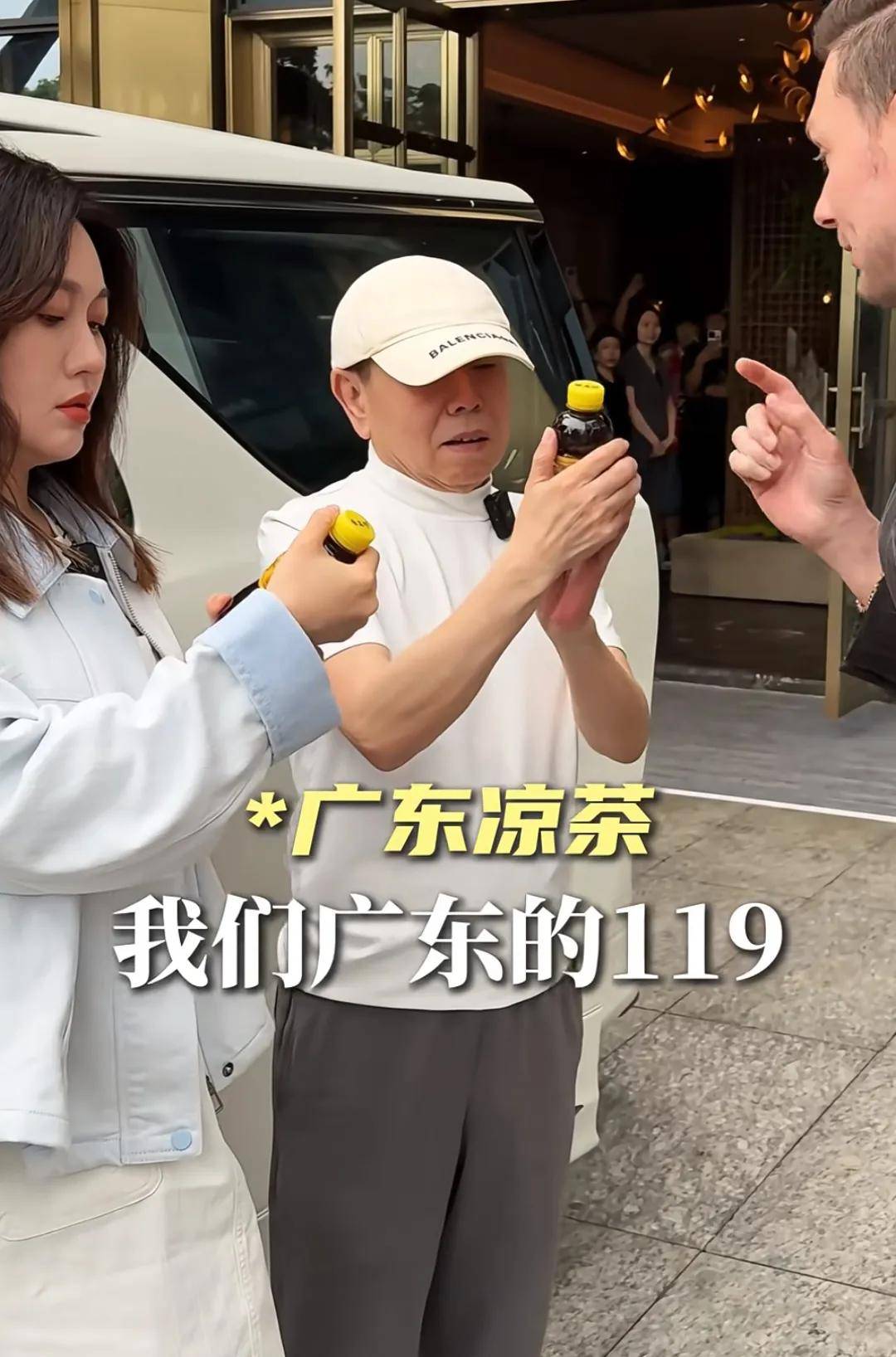 潘长江和女儿在广东，去餐馆吃湖南菜，喝了凉茶，难喝到面露苦色-图3