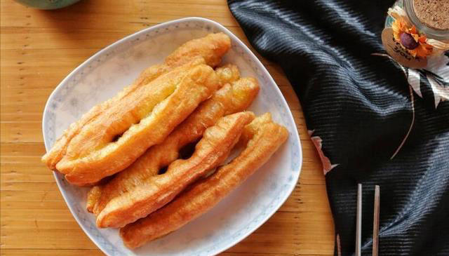 炸油条很简单，不放明矾不用碱，金黄酥脆0添加，早餐吃太香了