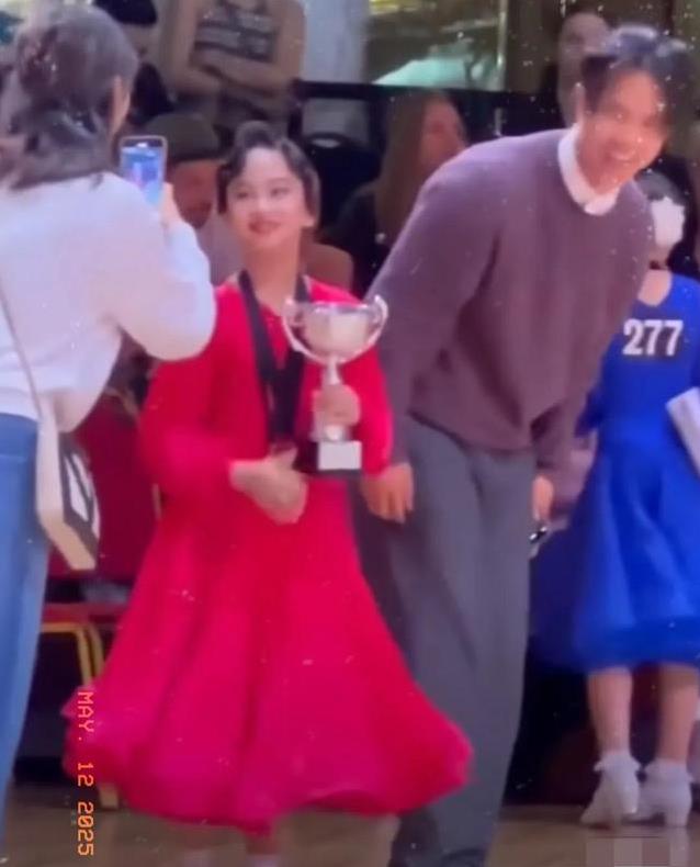 孙俪清晨喜讯炸醒，11岁女儿英国夺冠，星二代凭实力逆袭