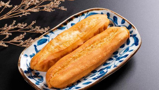 炸油条很简单，不放明矾不用碱，金黄酥脆0添加，早餐吃太香了