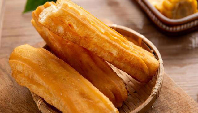 炸油条很简单，不放明矾不用碱，金黄酥脆0添加，早餐吃太香了