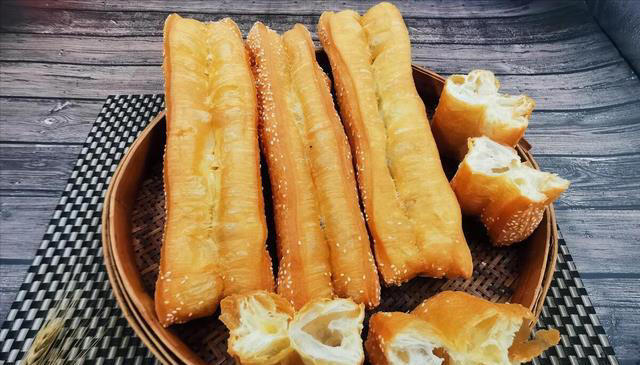 炸油条很简单，不放明矾不用碱，金黄酥脆0添加，早餐吃太香了