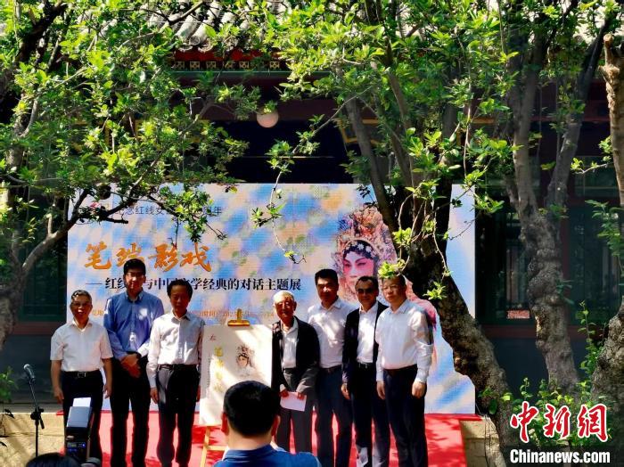 ���ʶ�ӰϷ������Ů���й���ѧ����ĶԻ�����չ���ڱ�����Ļ