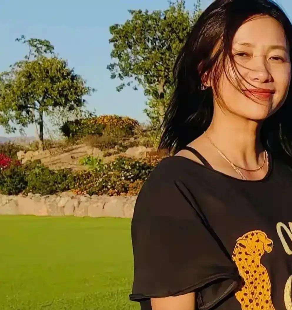 51岁徐静蕾美国生活曝光，颜值漂亮，已移民九年，不婚不育很潇洒