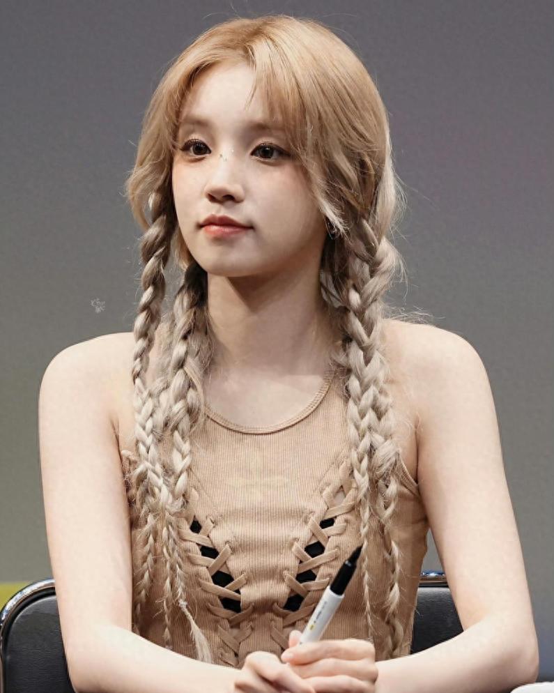 知名女星宋雨琦晒出了她拍摄的一组美照，照片中的她，大胆尝试了一把又美又酷的穿搭，惊艳了无数人！  从宋雨琦的这组美照中可以看到，当天她以一头亮黄色的发型出镜，头上戴着精美的头巾。 她当天化着精致的妆容，五官立体精致，脸型小巧，颜值绝美，简