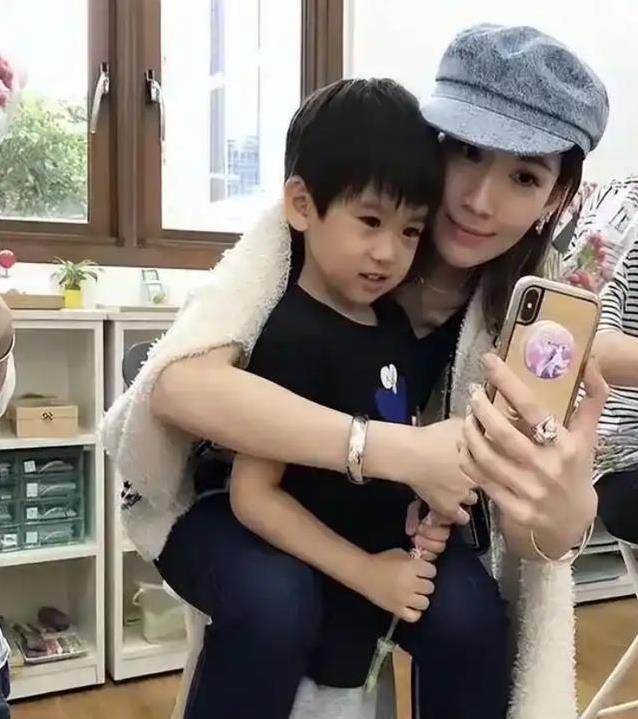林志玲戛纳带娃出意外，抱枕害她脸过敏，50岁嘟嘴照惊艳全场
