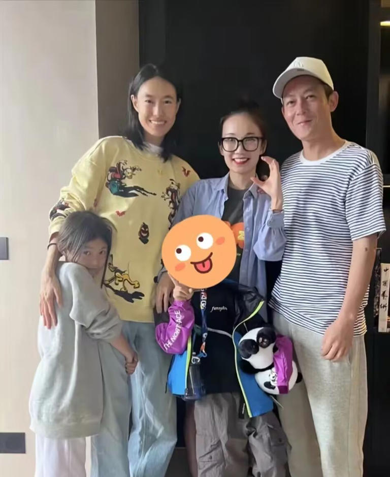 陈冠希陪妻回河南现“土味造型”,素颜秦舒培状态引热议!