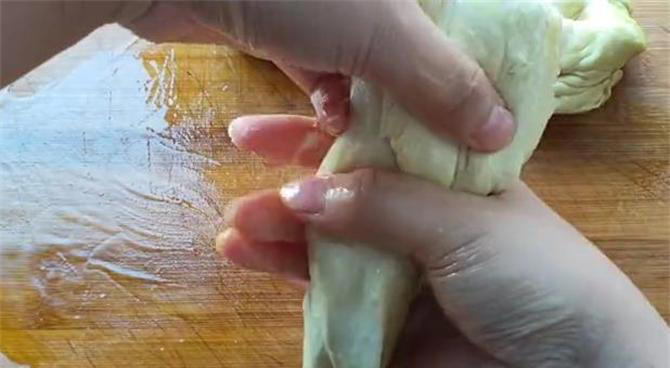 10分钟就能出锅的千层油饼做法，这样做保证不干不硬，柔软又多层
