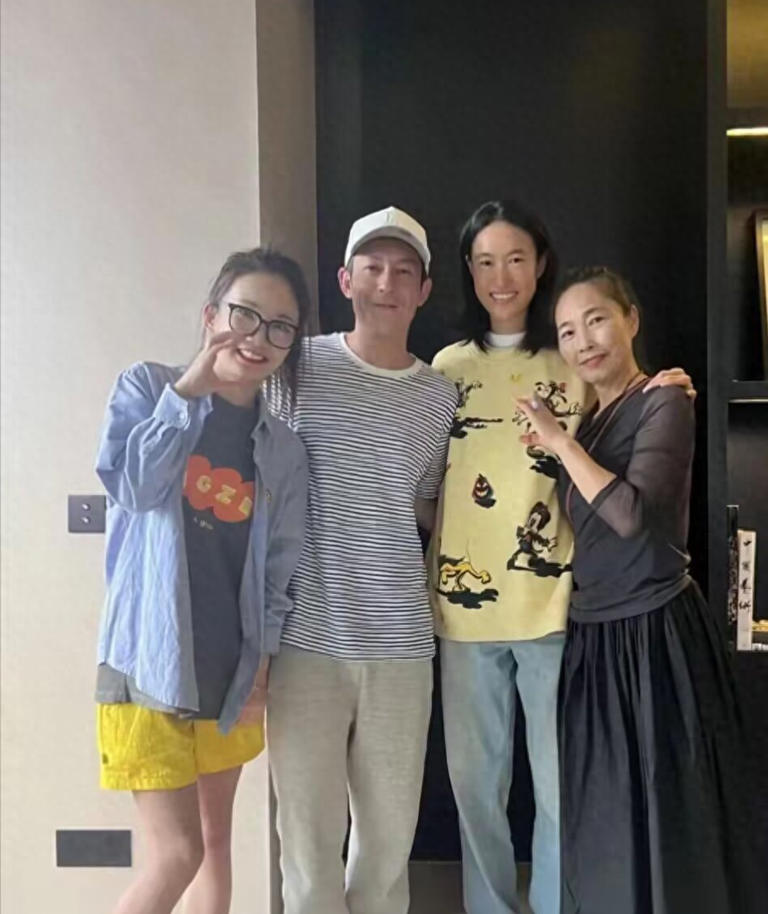 陈冠希陪妻回河南现“土味造型”,素颜秦舒培状态引热议!