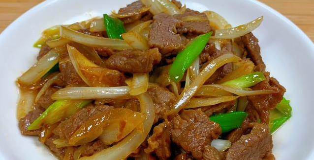 10分钟上桌的葱爆羊肉，简单一炒香翻天，你家也能成大厨