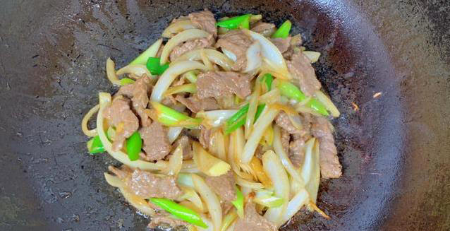 10分钟上桌的葱爆羊肉，简单一炒香翻天，你家也能成大厨