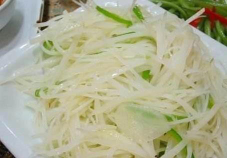 10分钟炒出饭店味土豆丝，秘诀就这两招，你家也能吃到爽