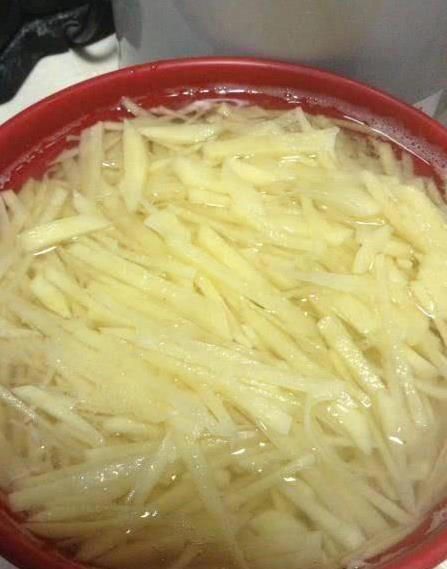 10分钟炒出饭店味土豆丝，秘诀就这两招，你家也能吃到爽