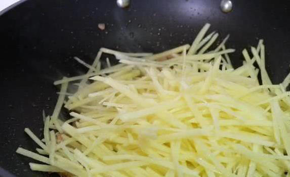 10分钟炒出饭店味土豆丝，秘诀就这两招，你家也能吃到爽