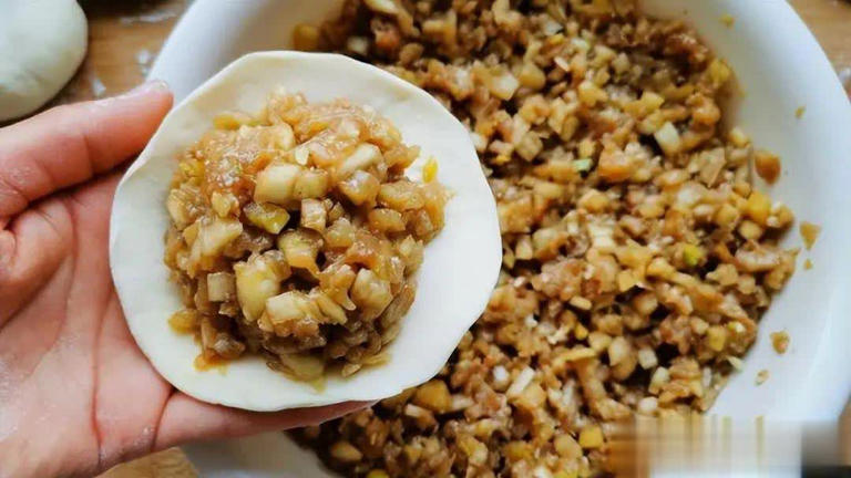 立夏后这菜别错过！蒸包子比白菜营养、比韭菜鲜，使劲吃