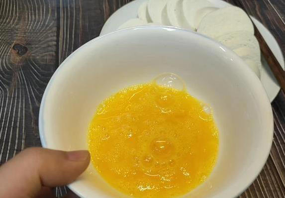 馒头片直接炸总油腻？加一勺淀粉秒变酥脆，谁试谁夸好