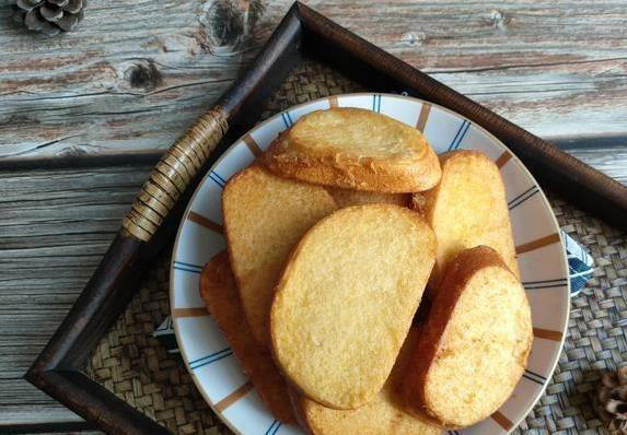 馒头片直接炸总油腻？加一勺淀粉秒变酥脆，谁试谁夸好