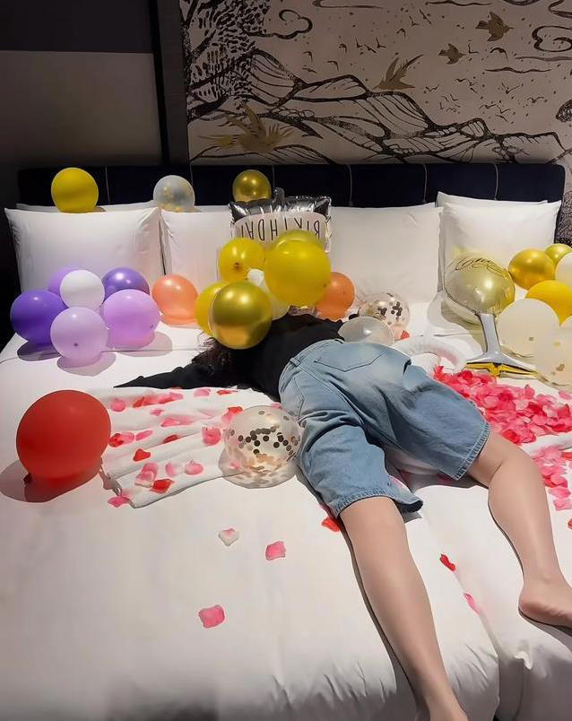 46岁陈乔恩双马尾乱甩，婚后笑成少女，老公镜头藏甜蜜秘密