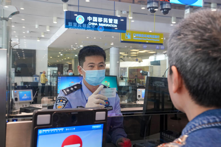 天津边检的工作人员正在查验旅客证件。新华社发