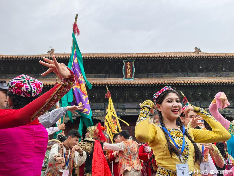 ������п���������ɽ��̩ɽ���½��赸������³��أ���Ա�ο͹��裬��д�Ļ���������