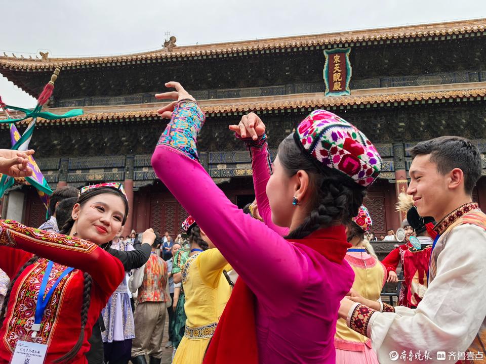 ������п���������ɽ��̩ɽ���½��赸������³��أ���Ա�ο͹��裬��д�Ļ���������