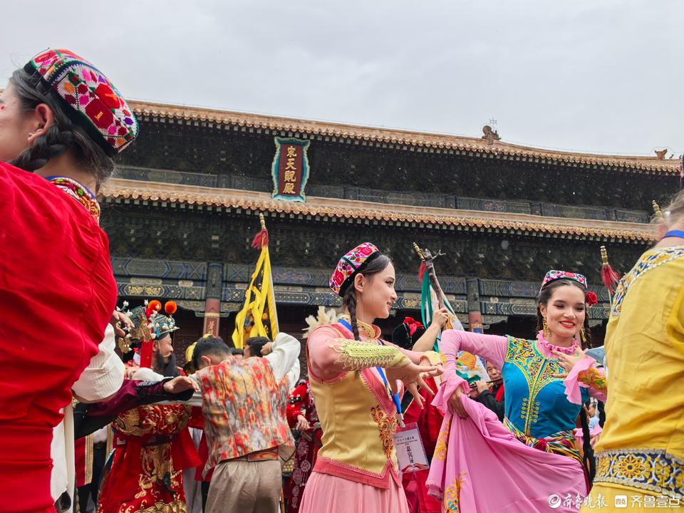 ������п���������ɽ��̩ɽ���½��赸������³��أ���Ա�ο͹��裬��д�Ļ���������