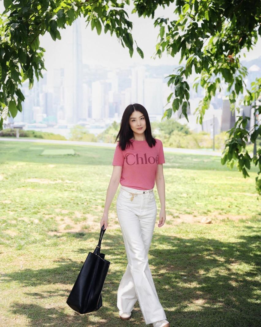 陈慧琳的夏日穿搭绝了！色不过三+短袖+白裤子，减龄又好看