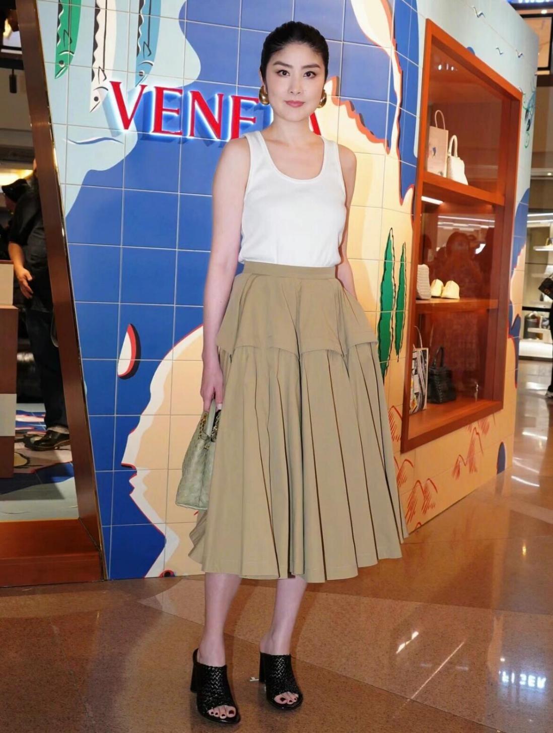 陈慧琳的夏日穿搭绝了！色不过三+短袖+白裤子，减龄又好看