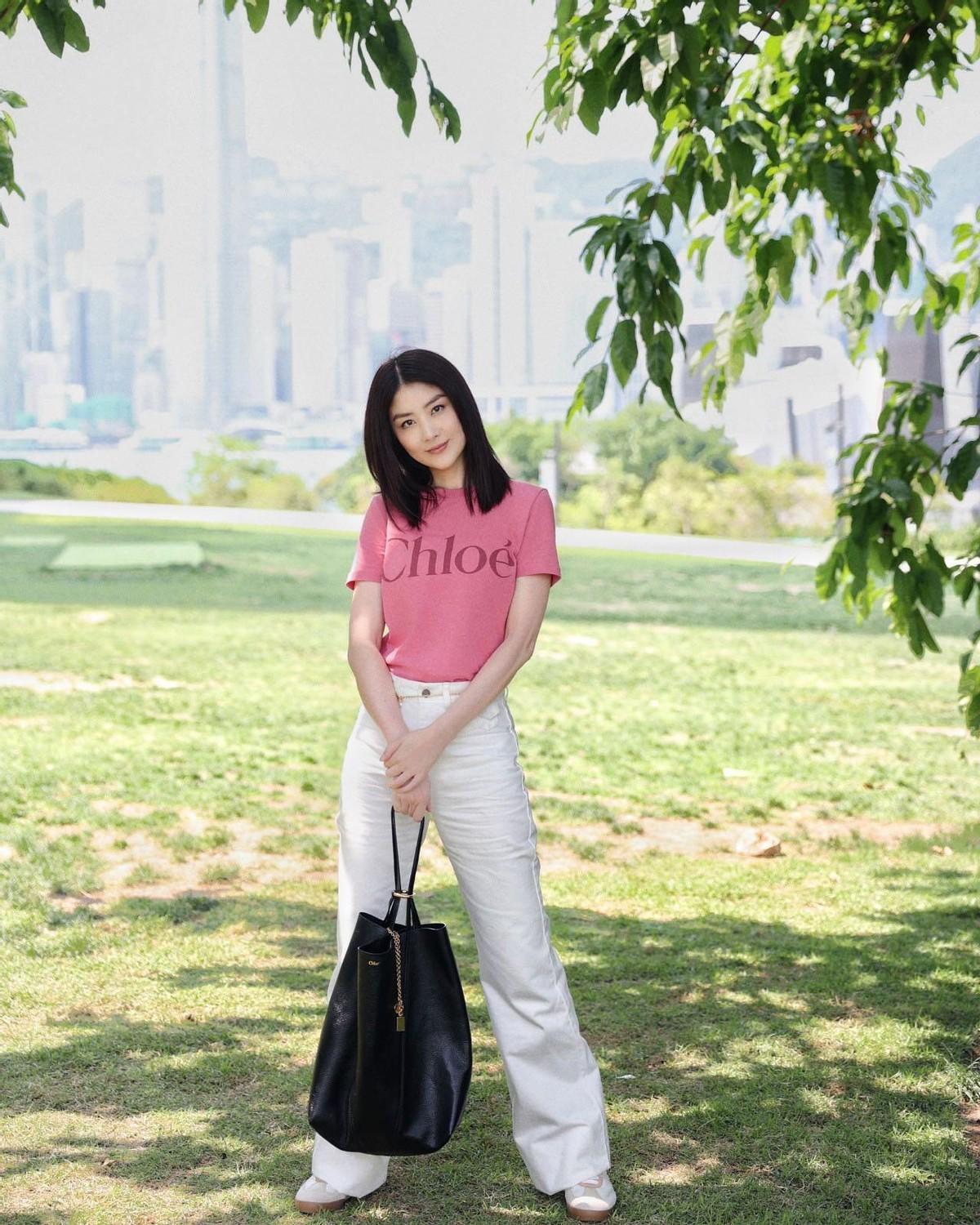 陈慧琳的夏日穿搭绝了！色不过三+短袖+白裤子，减龄又好看