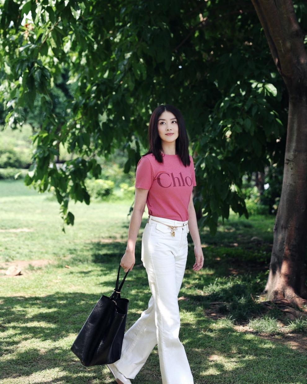 陈慧琳的夏日穿搭绝了！色不过三+短袖+白裤子，减龄又好看