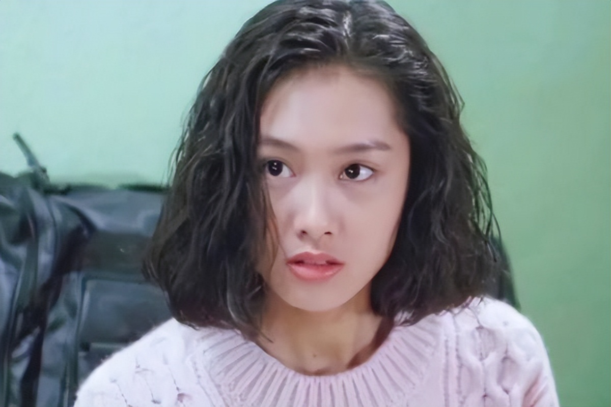 错过周星驰，下嫁黄贯中，如今52岁住深山破房子，开两万元小破车