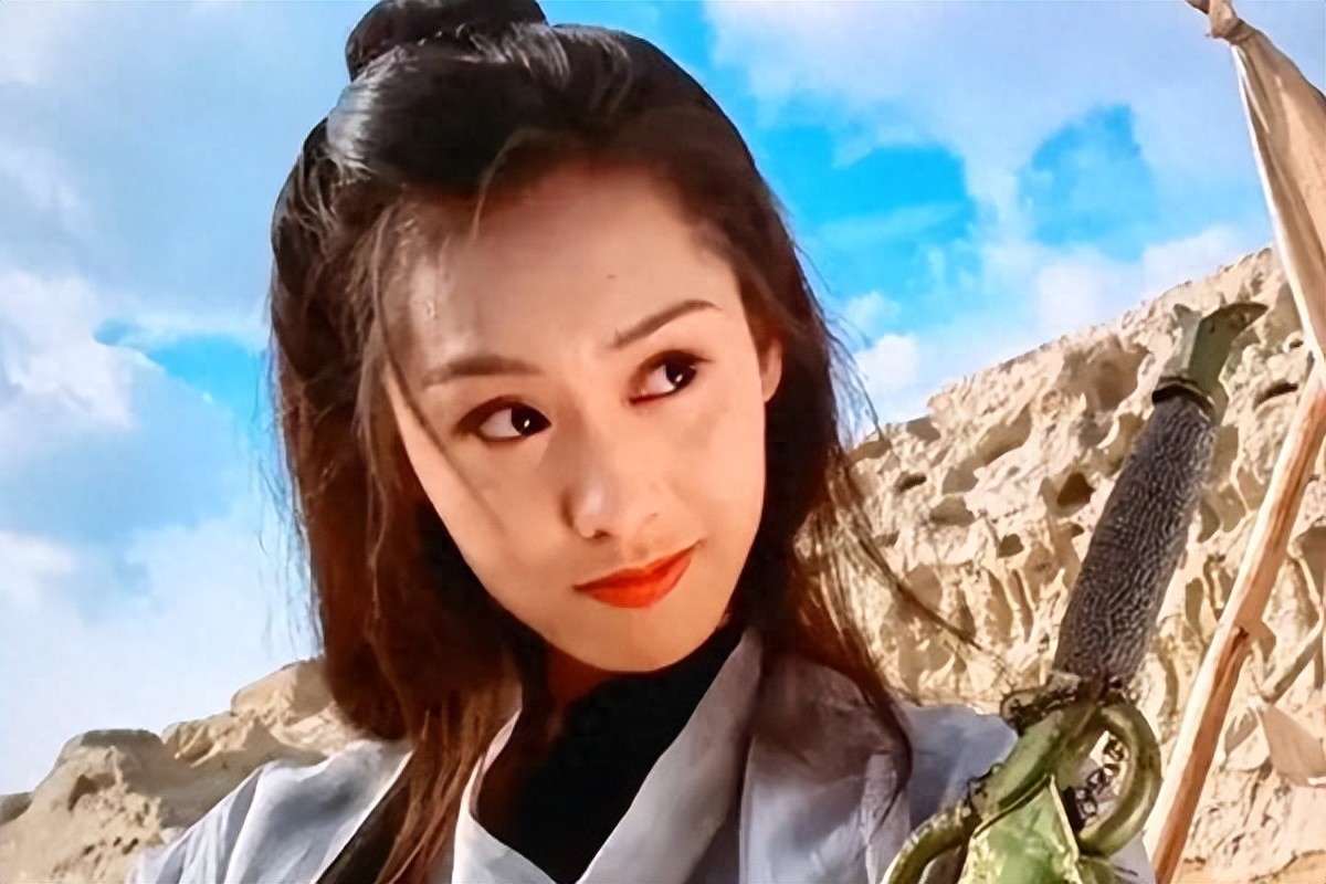 她是人间“紫霞仙子”，是妥妥的“星女郎”。 当时很多人都觉得周星驰是她的“至尊宝”，但没想到两个人就此错过。  “紫霞”没有等到“至尊宝”，但朱茵等到了爱他的黄贯中。 一种网友觉得实在可惜，朱茵错过周星驰，下嫁黄贯中，现在52岁住在深山村