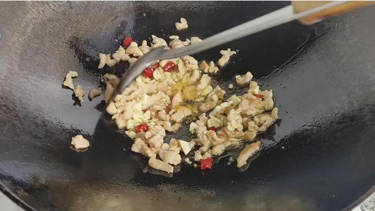 炒蚕豆别直接下锅，掌握技巧软糯鲜香又入味