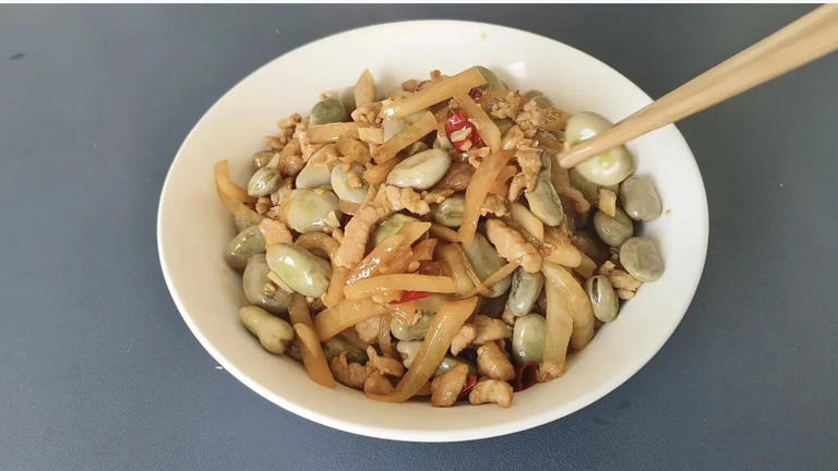 炒蚕豆别直接下锅，掌握技巧软糯鲜香又入味