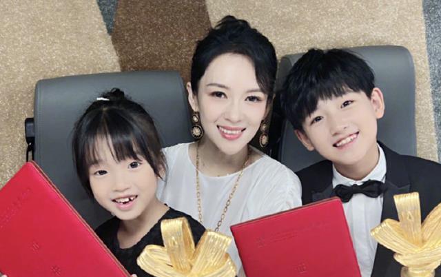 章子怡带娃出街，4岁儿子正脸照曝光：这不是汪峰本峰吗？