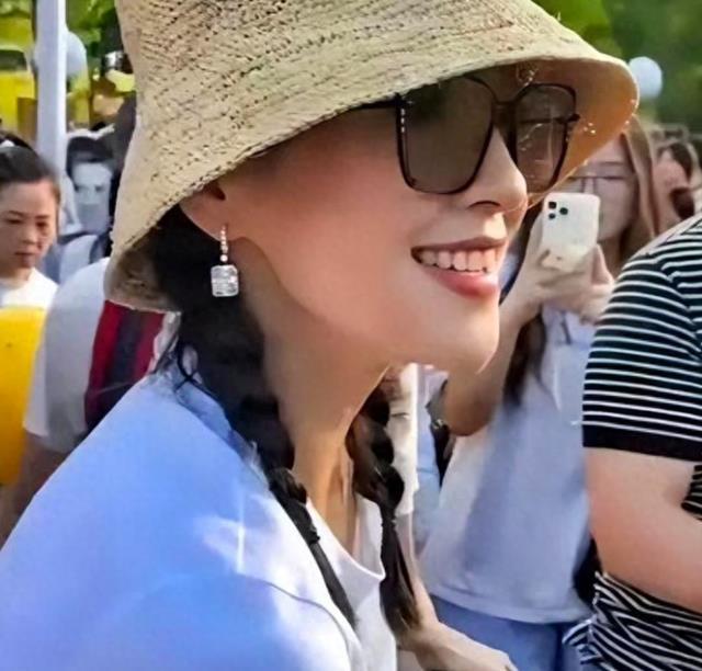 章子怡带娃出街，4岁儿子正脸照曝光：这不是汪峰本峰吗？