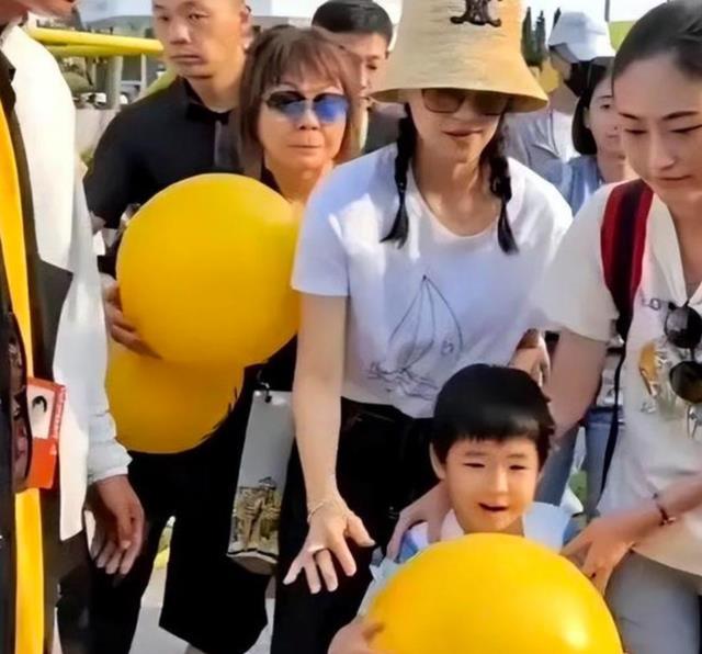 章子怡带娃出街，4岁儿子正脸照曝光：这不是汪峰本峰吗？