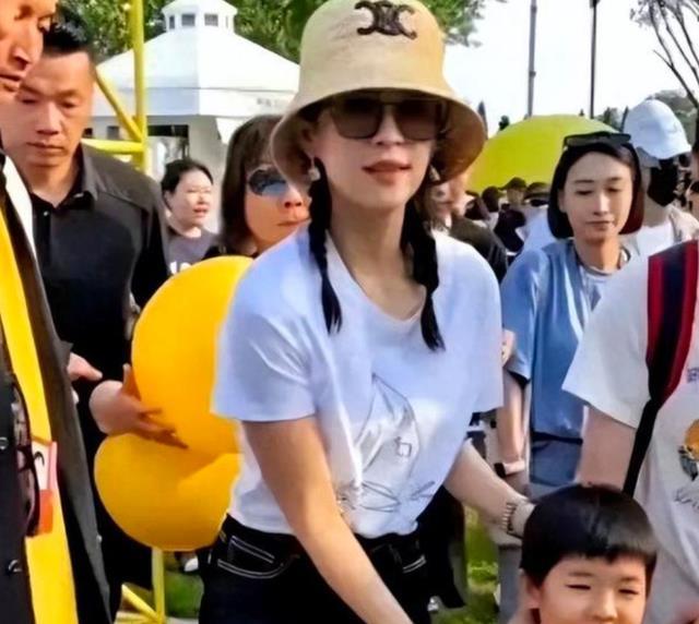 章子怡带娃出街，4岁儿子正脸照曝光：这不是汪峰本峰吗？