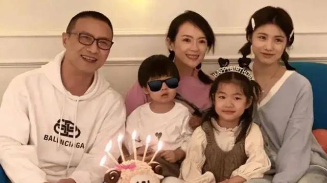 章子怡带娃出街，4岁儿子正脸照曝光：这不是汪峰本峰吗？