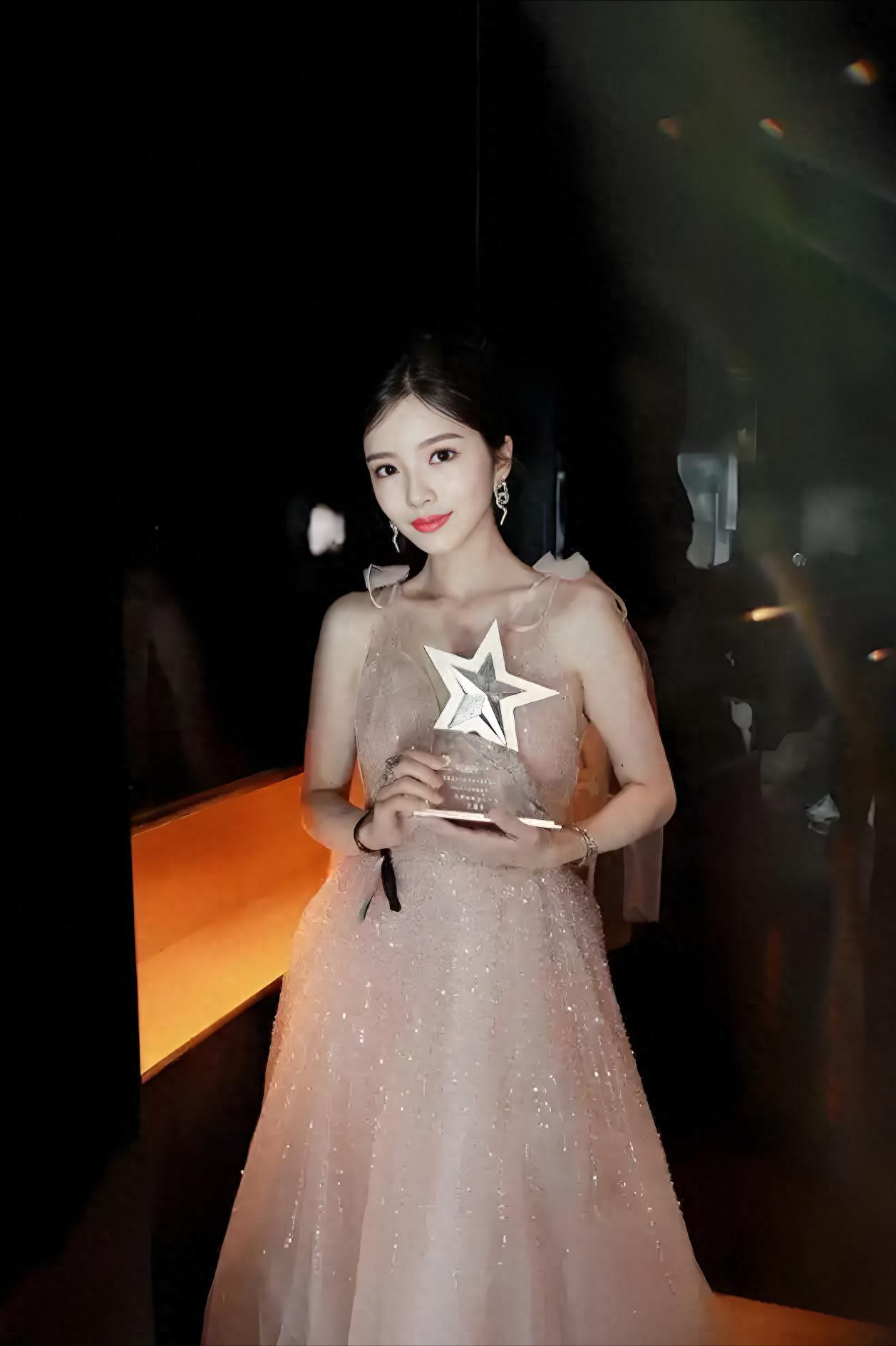 5月7日，杜淳老婆王灿在直播里的一番话，直接把“婚礼到底重不重要”这个话题送上了热搜。这对结婚3年的夫妻至今没办婚礼，原因竟然这么戳心！ 原来当初两人确实计划办婚礼，结果筹备期间家里两位至亲接连离世。 王灿说这件事让她彻底想通了：“比起形式