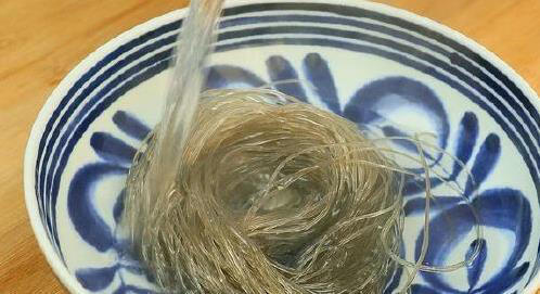 10分钟搞定香辣粉条炒豆芽，省钱又好吃，你家也得试！