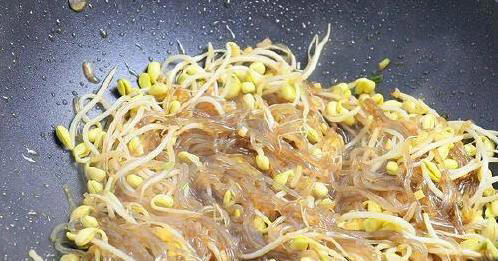 10分钟搞定香辣粉条炒豆芽，省钱又好吃，你家也得试！