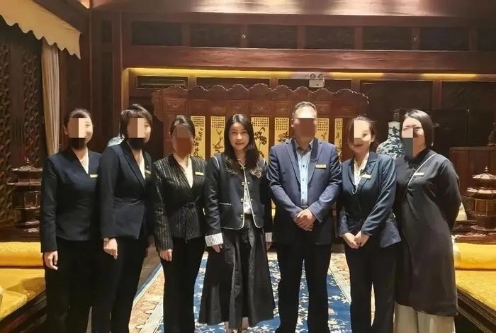 郭晶晶妈妈与亲家见面，头发花白站外孙后，霍震霆主动一旁相伴