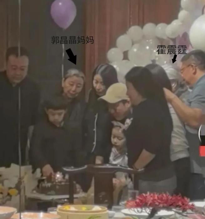 郭晶晶妈妈与亲家见面，头发花白站外孙后，霍震霆主动一旁相伴