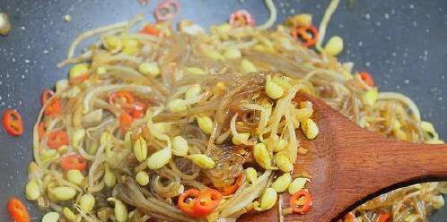 10分钟搞定香辣粉条炒豆芽，省钱又好吃，你家也得试！