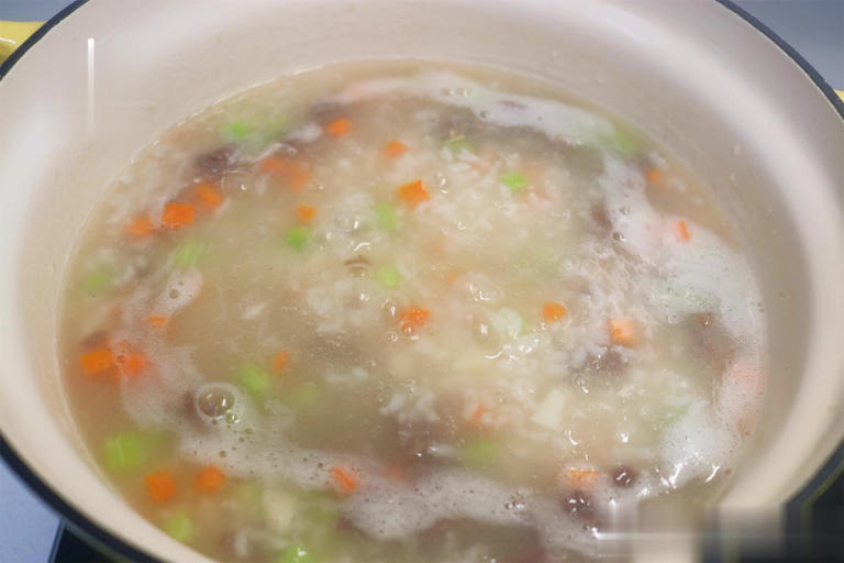 做法零难度，煮一锅有肉有菜的美食，好吃又营养！
