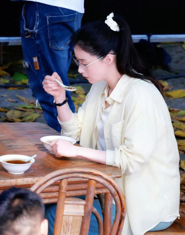 42岁蒋欣瘦成少女，鹅黄衬衫惊艳全网，网友却吵翻了？